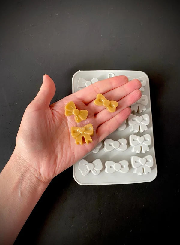 15-Cavity Assorted Bow Silicone Chocolate Mold - D0867 (MOQ 12 PCS) (ID)
